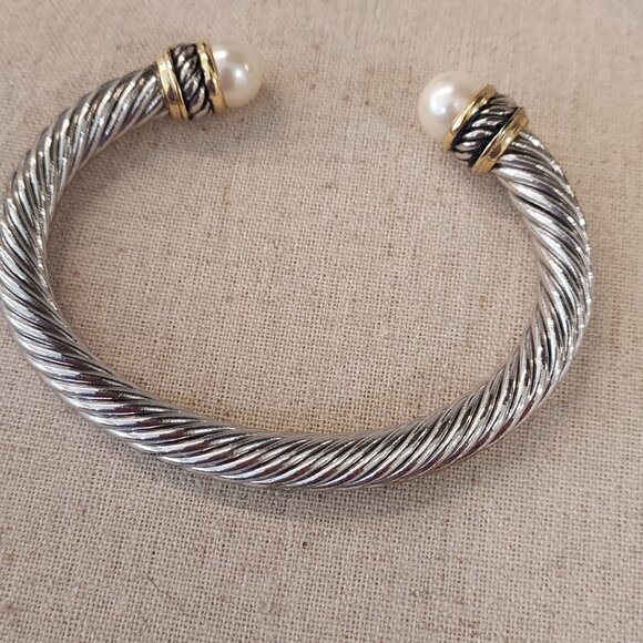 Heavy Roped rhodium plated faux pearl cuff bracelet - Picture 4 of 6